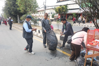 प्रदर्शनपछि आफैँ सडक सफा गर्छन् प्रदर्शनकारी शिक्षक (तस्वीरहरू)