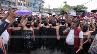 सहकारी पीडितहरु माइतीघरमा  निकाले ‘अर्धनग्न’ जुलुस