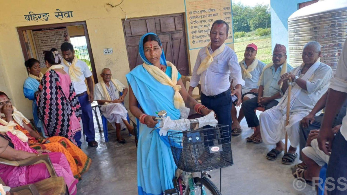 स्वास्थ्य स्वयंसेविकालाई साइकल वितरण