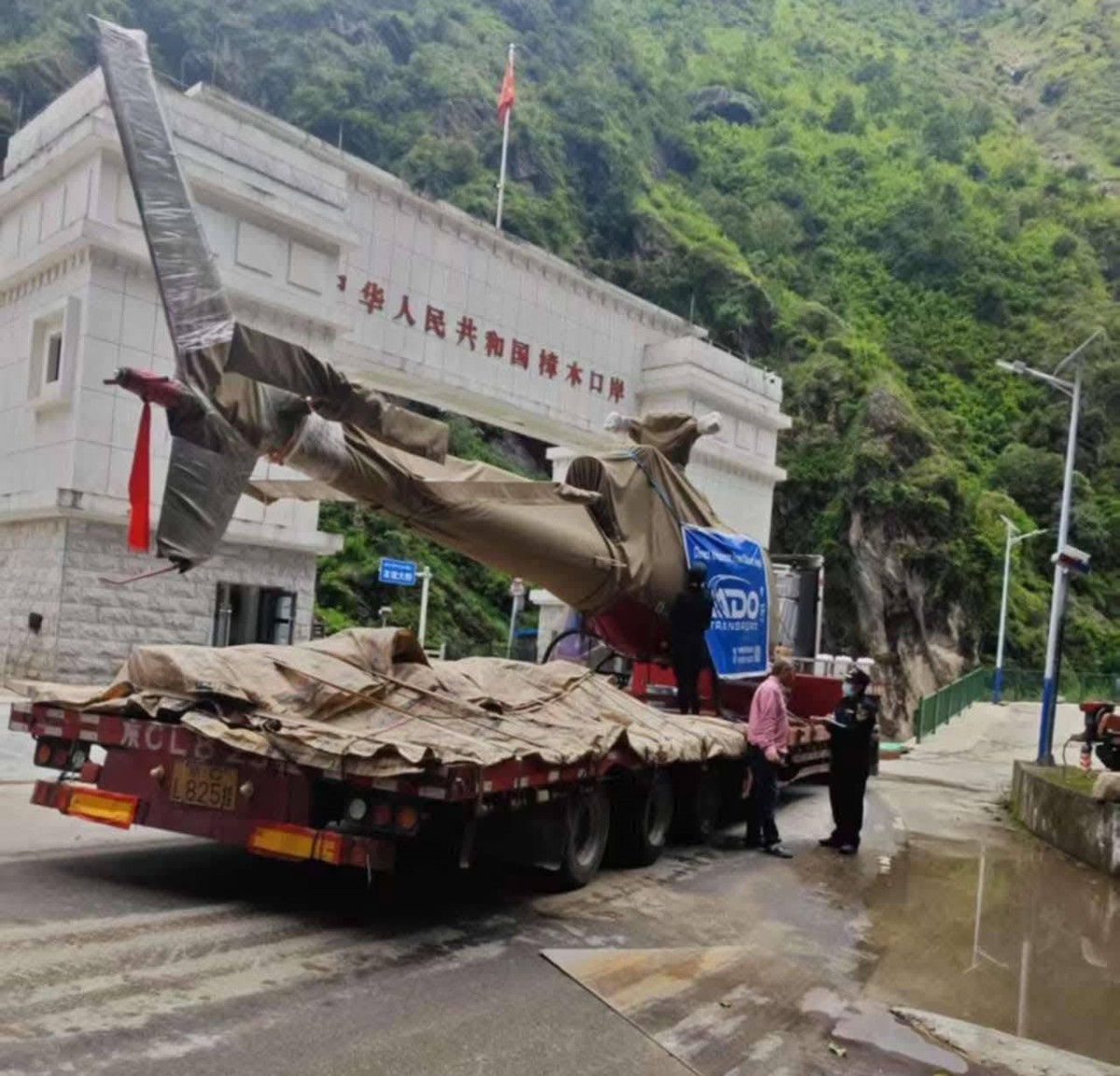 कन्टेनरमा लोड गरेर पहिलोपटक भित्रियो हेलिकप्टर