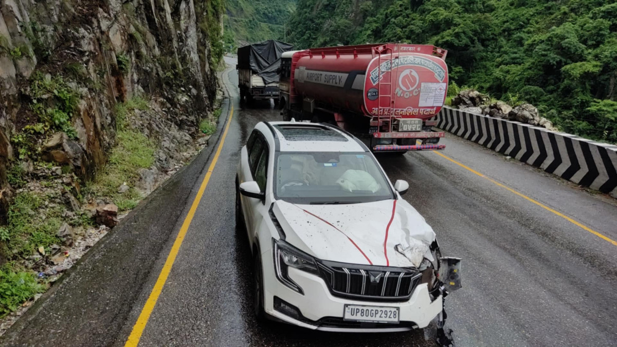 मुग्लिङ-नारायणगढ सडकमा गुडिरहेको गाडीमा ढुंगो खस्यो, तीन यात्रु घाइते