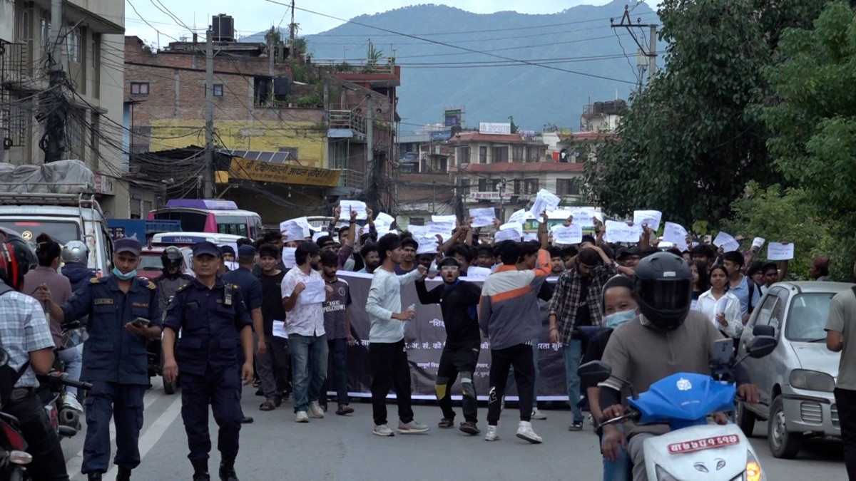 इन्जिनियरिङ अध्ययन संस्थानका विद्यार्थी विरोध प्रदर्शनमा