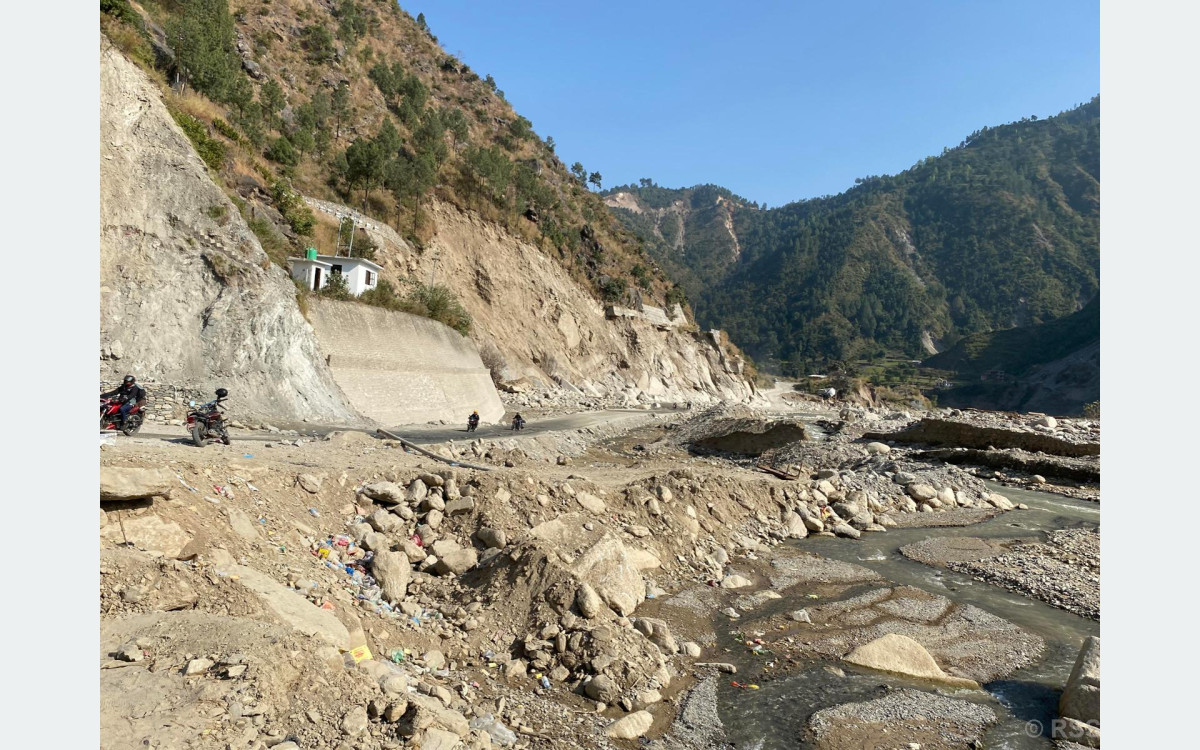 मुख्य राजमार्गकै यात्रा कठिन