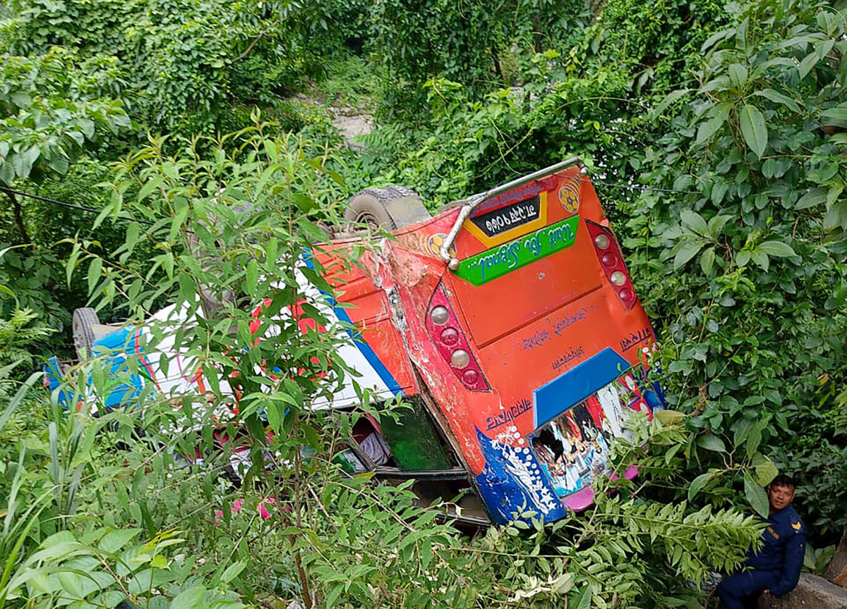 चितवन हिँडेको बस ऐना पहरामै रोकियो, स्टार्ट गरेरै छाड्दा दुर्घटना