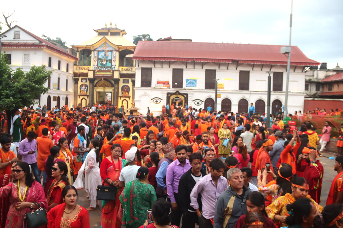 पशुपतिनाथ मन्दिर परिसरमा भगवान् शिवको पूजा आराधना गर्दै  भक्तजन