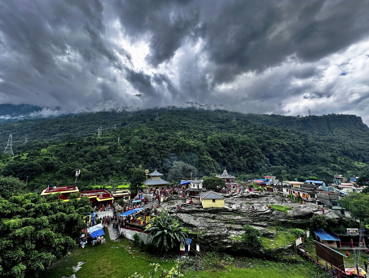 गलेश्वरमा भक्तजनको चहलपहल