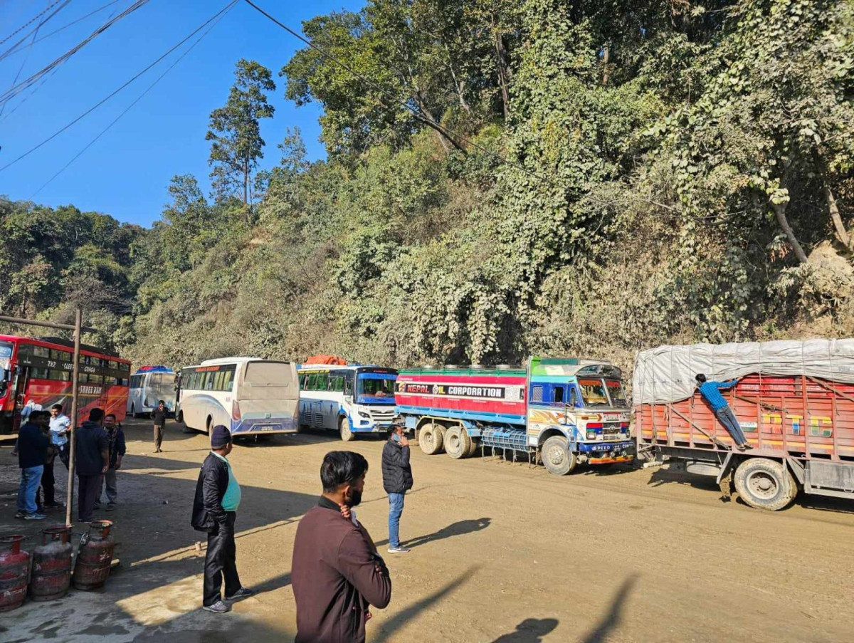 ३६ घण्टादेखि नारायणगढ-बुटवल सडक अवरुद्ध,सयौं यात्रु अलपत्र