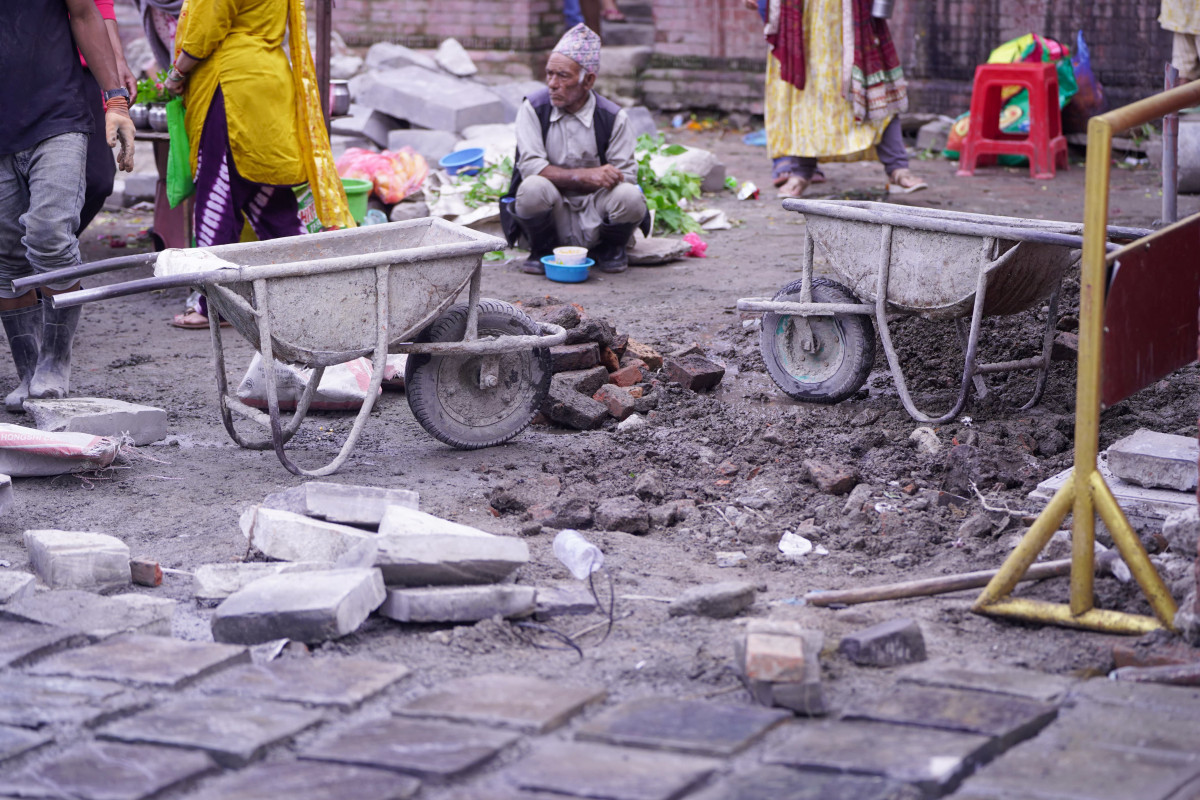 बसन्तपुर दरबार स्क्वायर प्रवेशद्वारमा ढुंगा छाप्ने काम गर्दै महानगर
