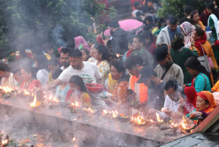 पशुपतिनाथ मन्दिर लगायत देशभरका शिवालयमा भक्तजन घुइँचो