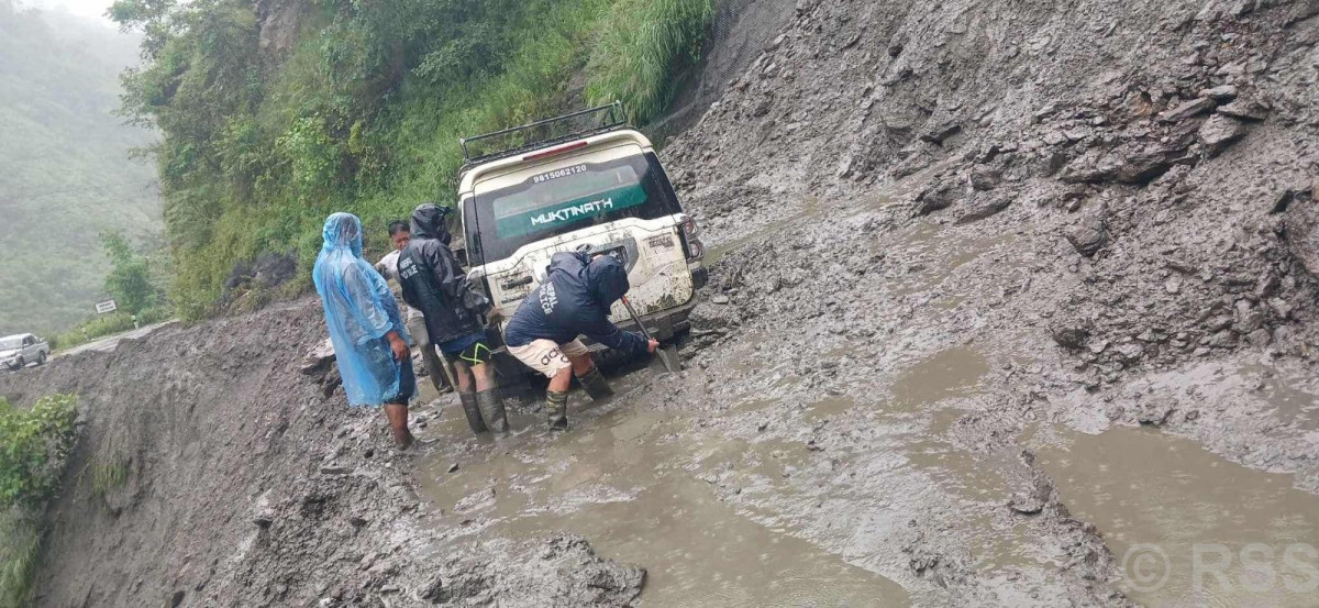 पहिरोले बेनी–जोमसोम सडकको यात्रा असहज बन्दै