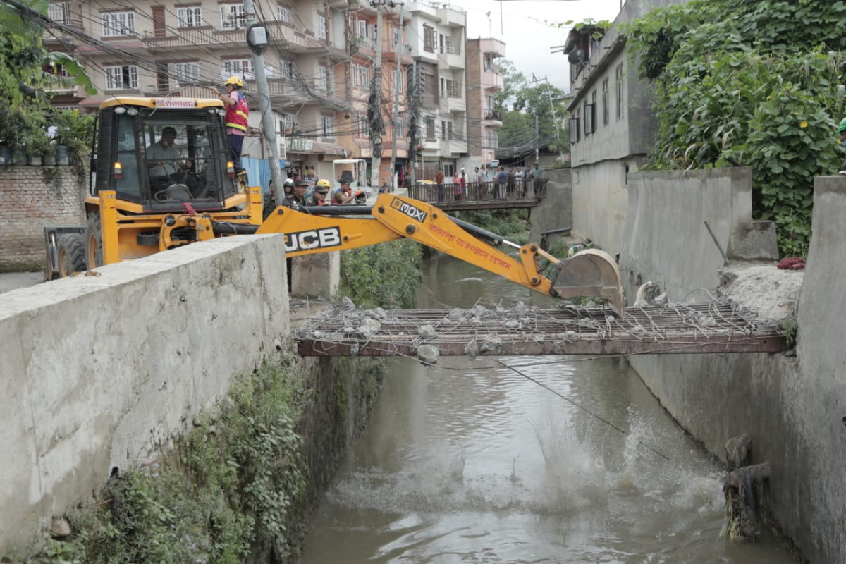 मनमती खोलामाथि बनेका संरचनामाथि महानगरको डोजर (तस्बिरसहित)