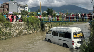 तारकेश्वर खोलामा खस्यो माइक्रो