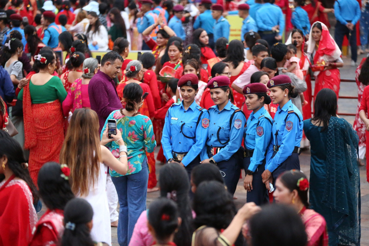 पशुपतिनाथ लगायत देशभरका शिवालयहरूमा बिहानैदेखि भक्तजनहरूको घुइँचो  (तस्बिरहरू)