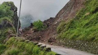 बाढी पहिराले देशभरका विभिन्न नौ सडकखण्ड पूर्ण अवरुद्धः सडक विभाग