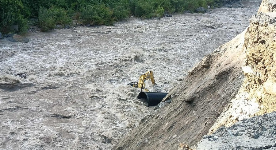 काबेलीले सिनाम पावर हाउसका एक्साभेटर र टिपर बगायो