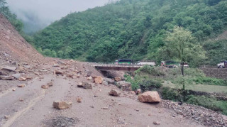 बाढीपहिराका कारण देशका १३ स्थानमा सडक अवरुद्ध