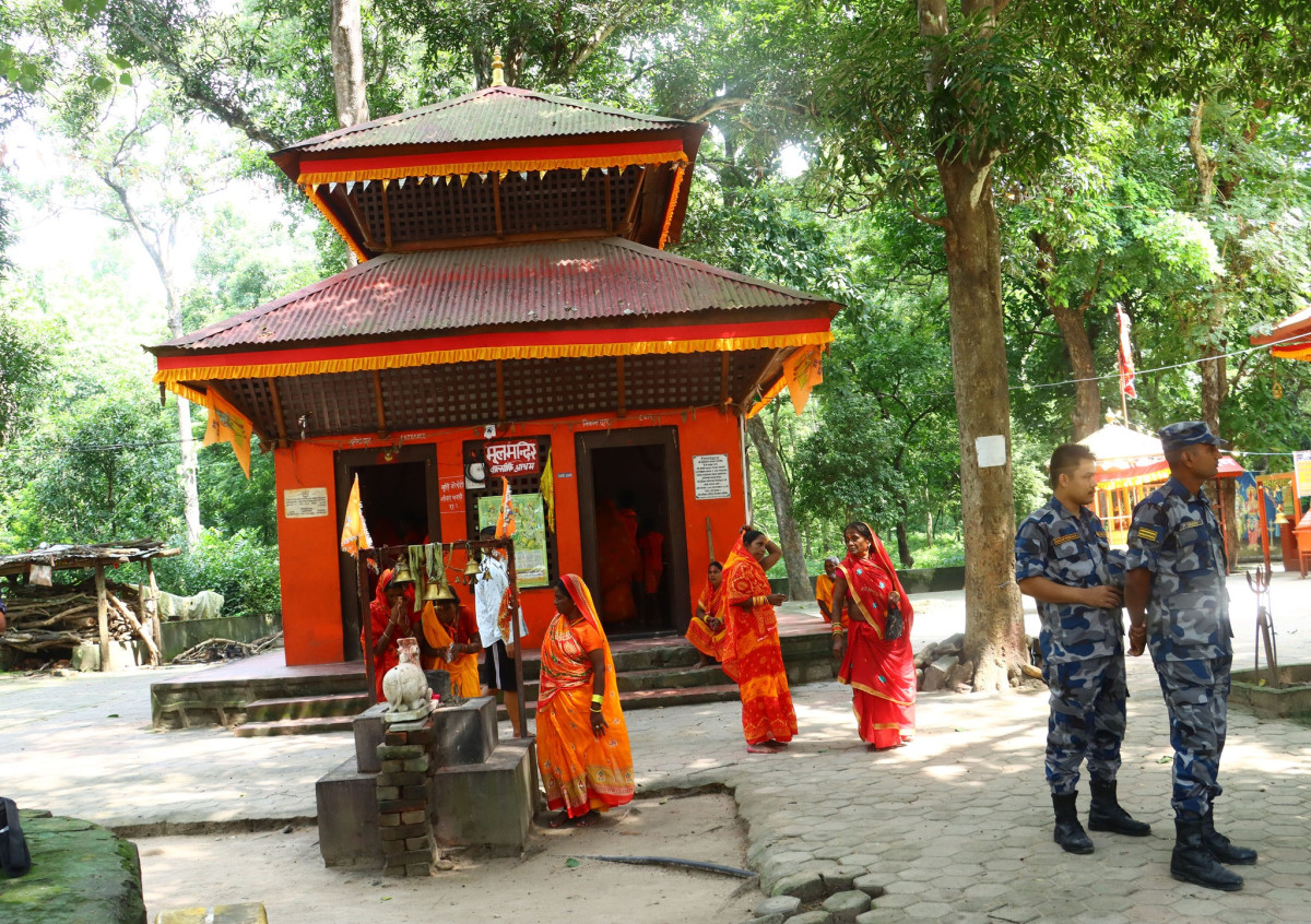 वाल्मीकि आश्रममा भक्तजन