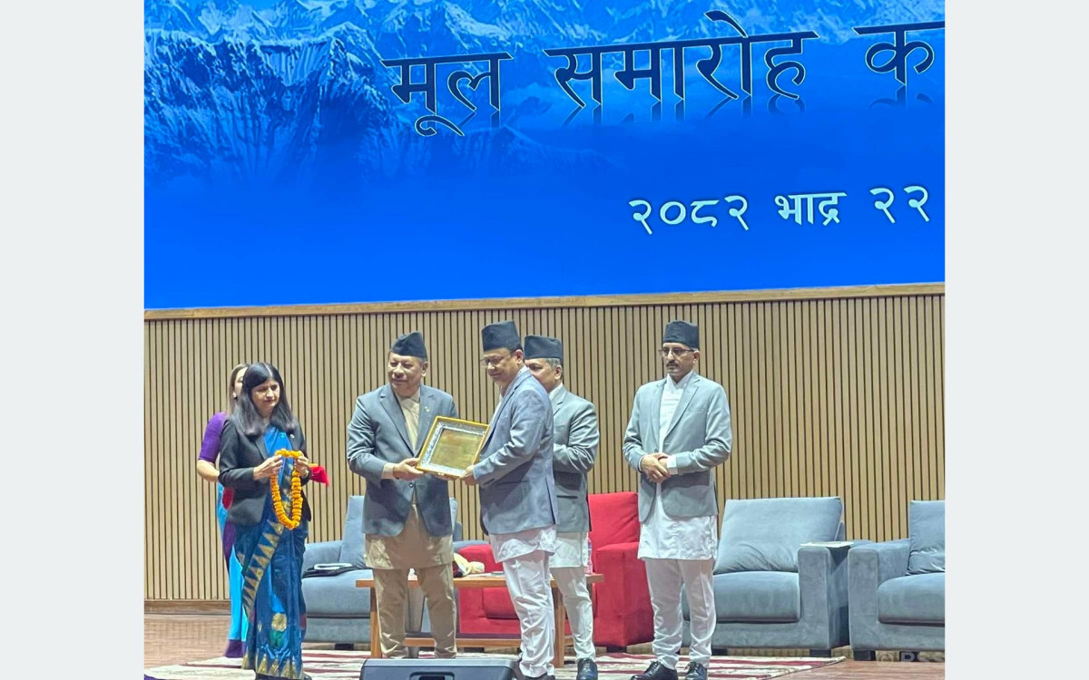 निजामती सेवा पुरस्कारद्वारा महानिर्देशक बराल सम्मानित