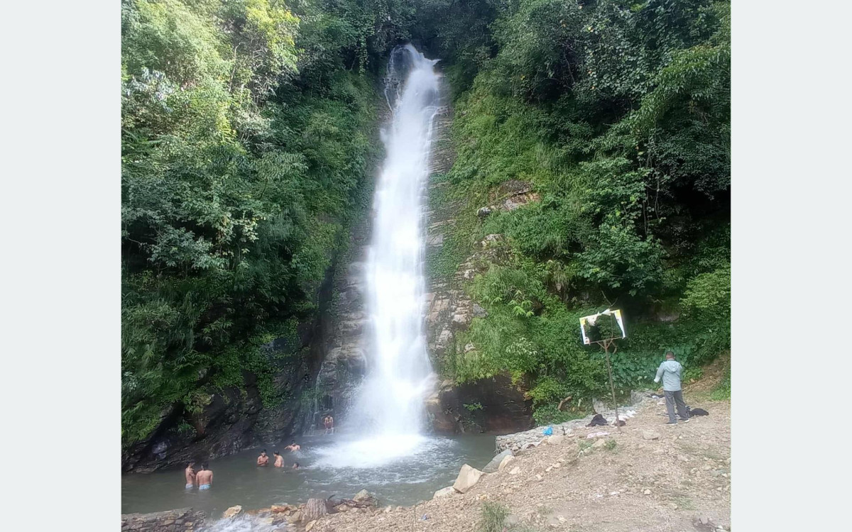 पर्यटकीय गन्तव्य बन्दै गाईखुरे झरना