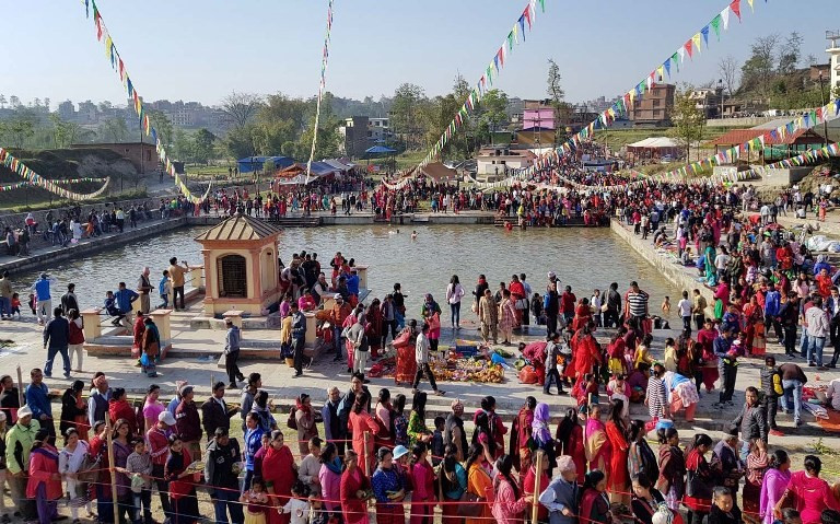 इन्द्रदहमा बिहानैदेखि दर्शनार्थीको घुइँचो