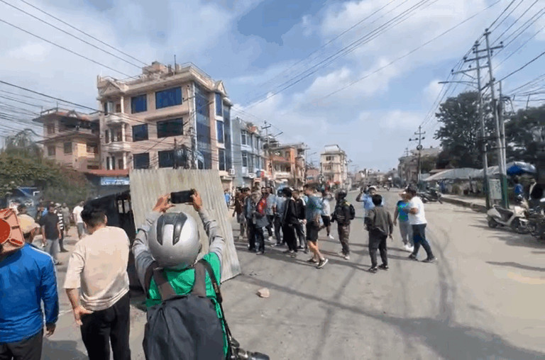 प्रचण्ड निवास जाने सडकमा भत्काए प्रहरी बिट
