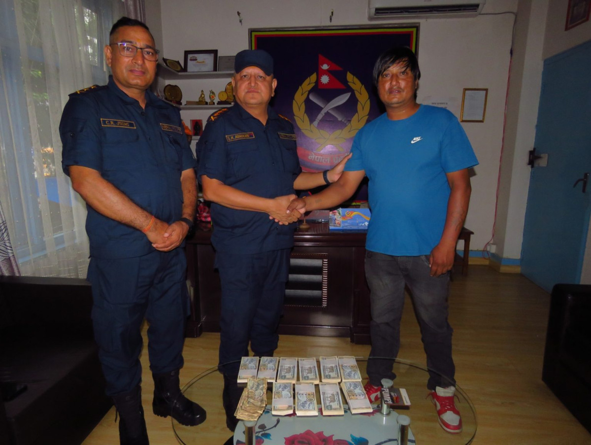 बैंक लुटेर भाग्दै गर्दा भिडिओ खिचेपछि फ्याँकिएको ५ लाख प्रहरीलाई बुझाइयो