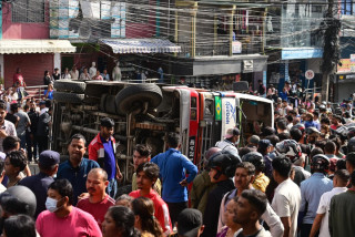 काठमाडौंमा बस दुर्घटना, २० जना घाइते