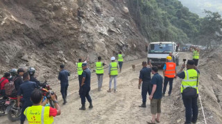 धादिङ जवाङखोलाको पहिरो हटाईयो, दुईतर्फी बाटो खुल्यो