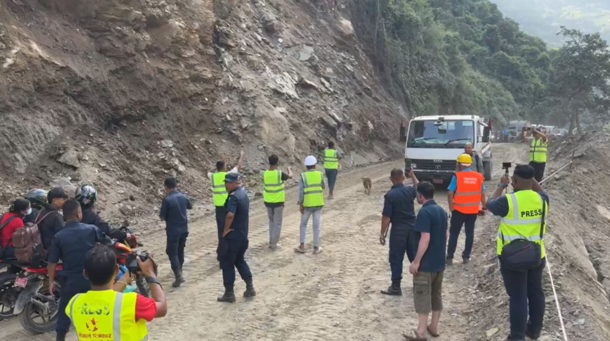 धादिङ जवाङखोलाको पहिरो हटाईयो, दुईतर्फी बाटो खुल्यो