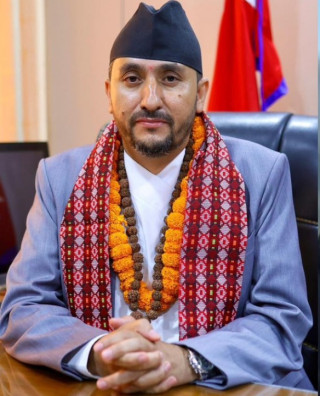 सञ्चारमन्त्रीले हावामा लोकप्रिय निर्णय गर्दै हिँडेको मेयर साम्पाङको आरोप