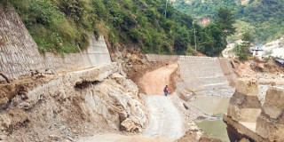 क्षतिग्रस्त सडक पुनर्निर्माणमा १२ अर्ब लाग्ने, अवरुद्ध सडक सञ्चालन सरकारको पहिलो प्राथमिकतामा