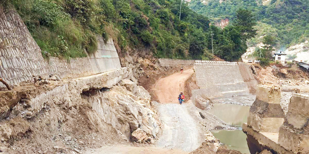 क्षतिग्रस्त सडक पुनर्निर्माणमा १२ अर्ब लाग्ने, अवरुद्ध सडक सञ्चालन सरकारको पहिलो प्राथमिकतामा