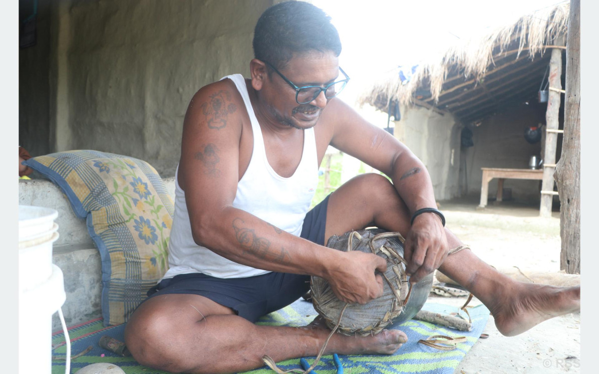 तिहारका लागि मादल बनाउन भ्याइनभ्याइ