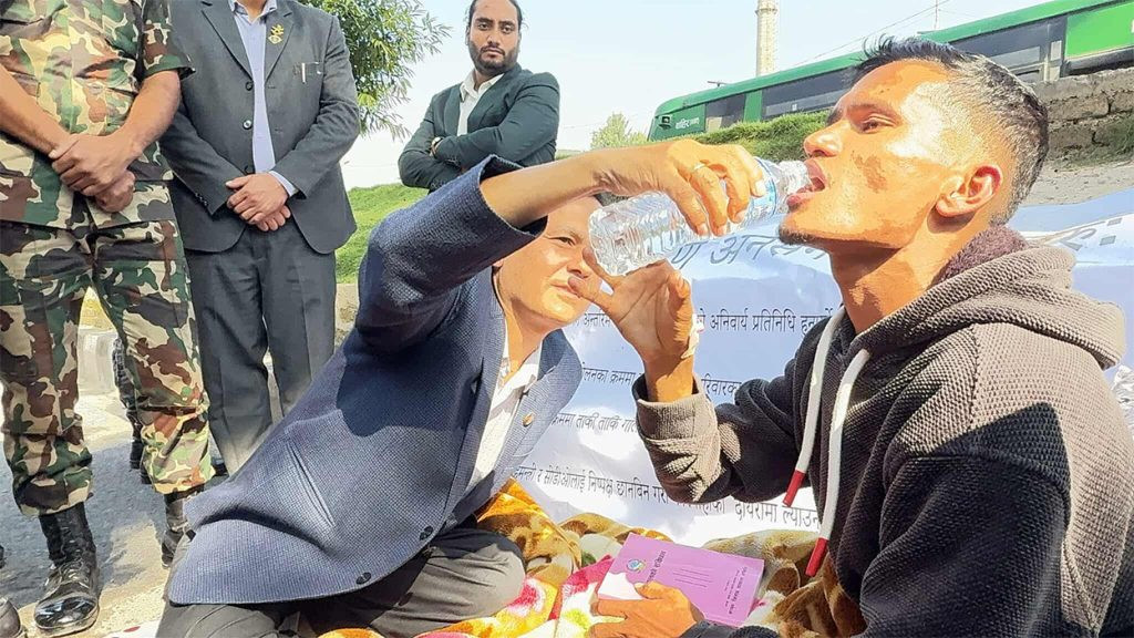 आमरण अनसन बसेका अछामका मदन बुढाले तोडे अनसन