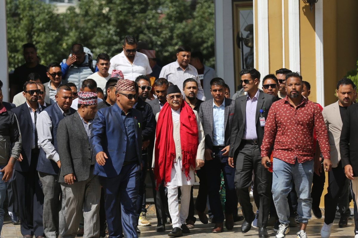 एमाले केन्द्रीय कमिटी बैठकमा सहभागी हुन भनिमण्डल पुगे ओली