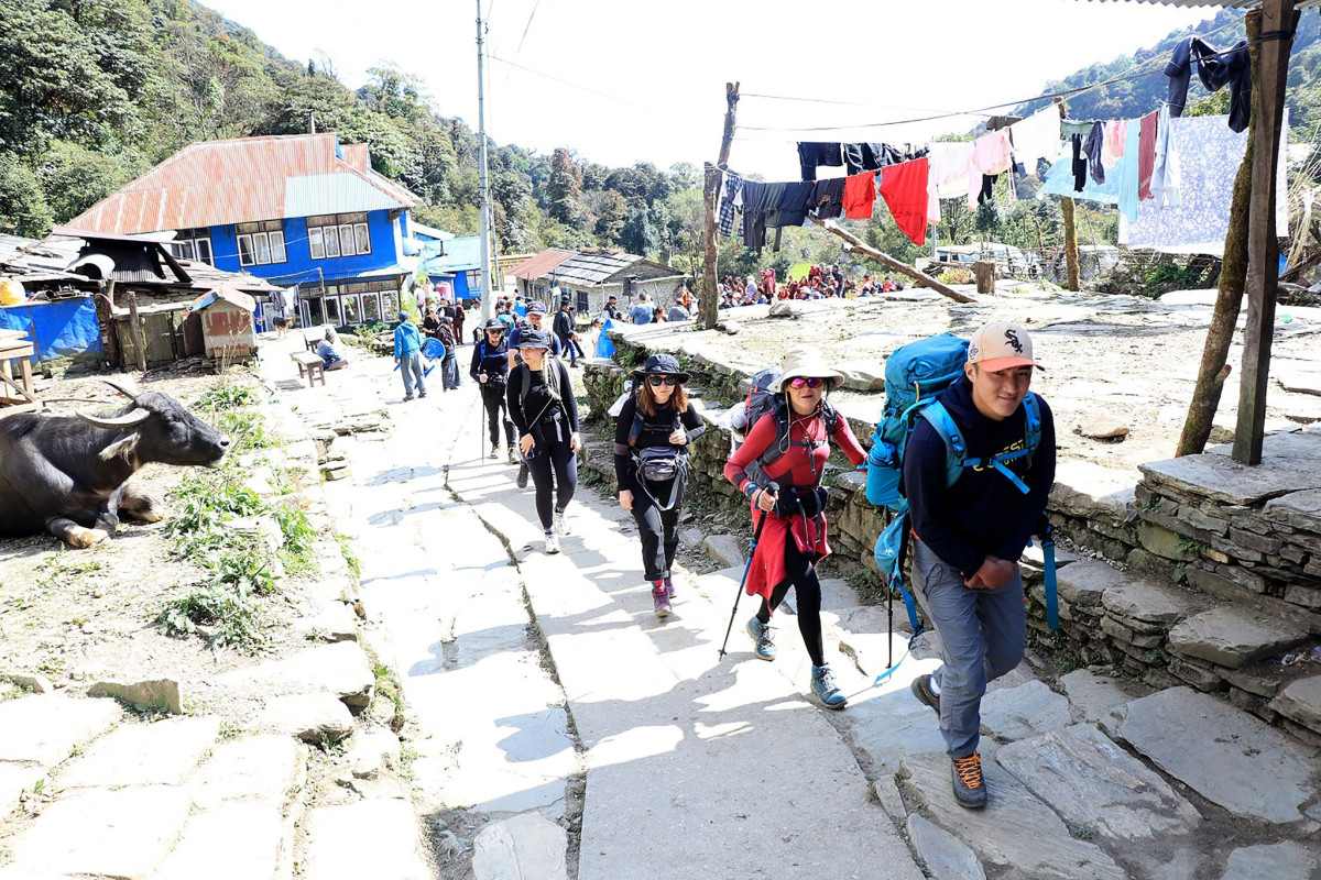 म्याग्दीको घोडेपानीमा पदयात्रा गर्दै पर्यटक