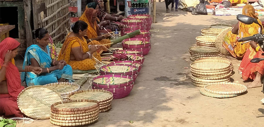 बाँसका भाँडाकुँडा बनाउने डोमजातिलाई भ्याइनभ्याई