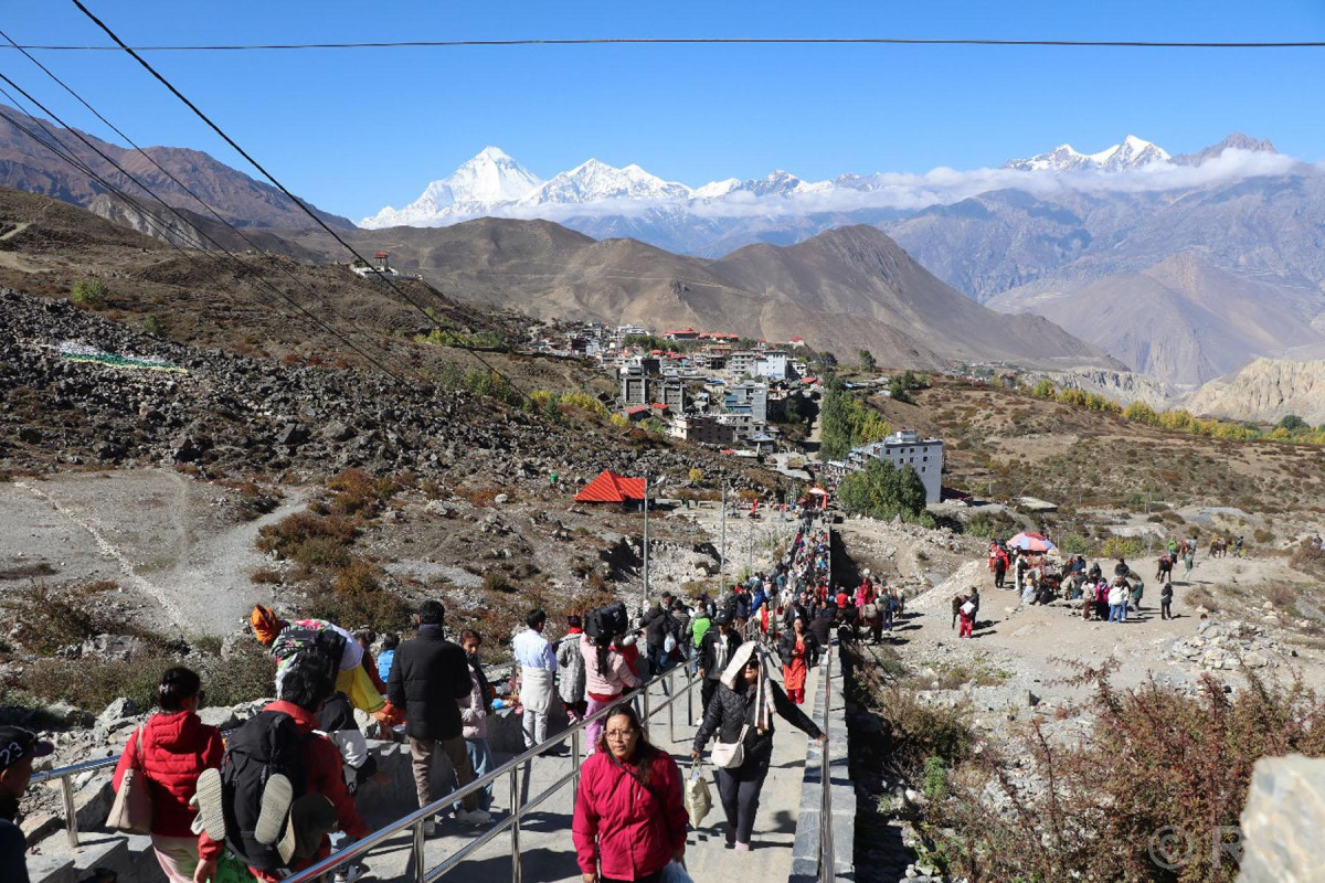 सिँढी उक्लँदै भक्तजन