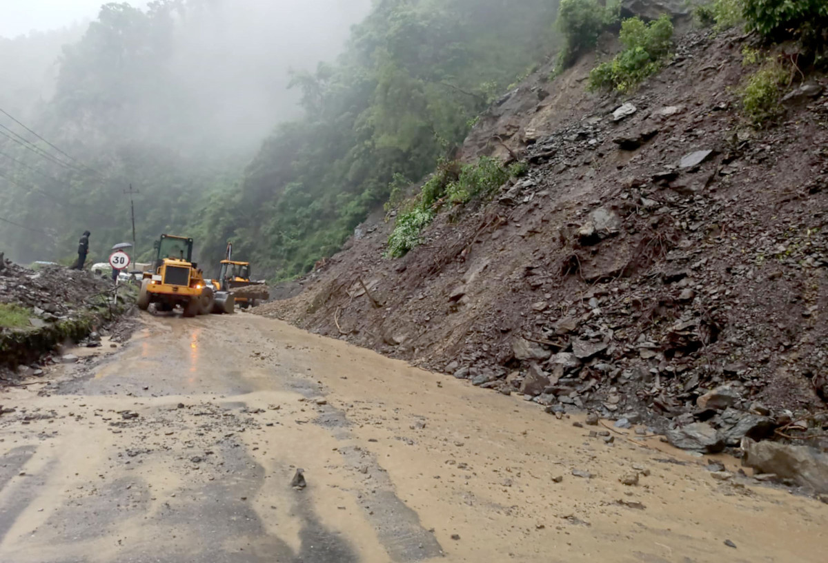 पहिरोले यी राजमार्ग छन् अवरुद्ध