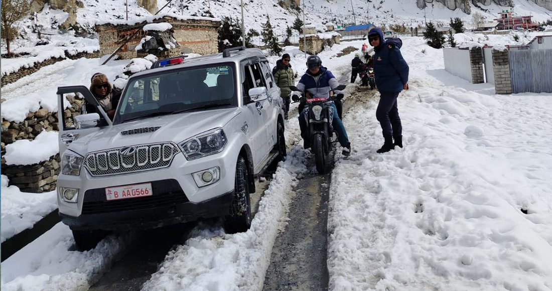हिमपातपछि तिलिचो र थोराङ्लाको बाटो खुलाउने प्रयास