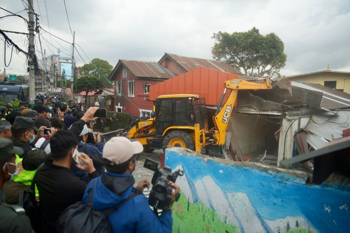 सम्पदा क्षेत्रको टहरामा महानगरको डोजर  (तस्बिरहरू)