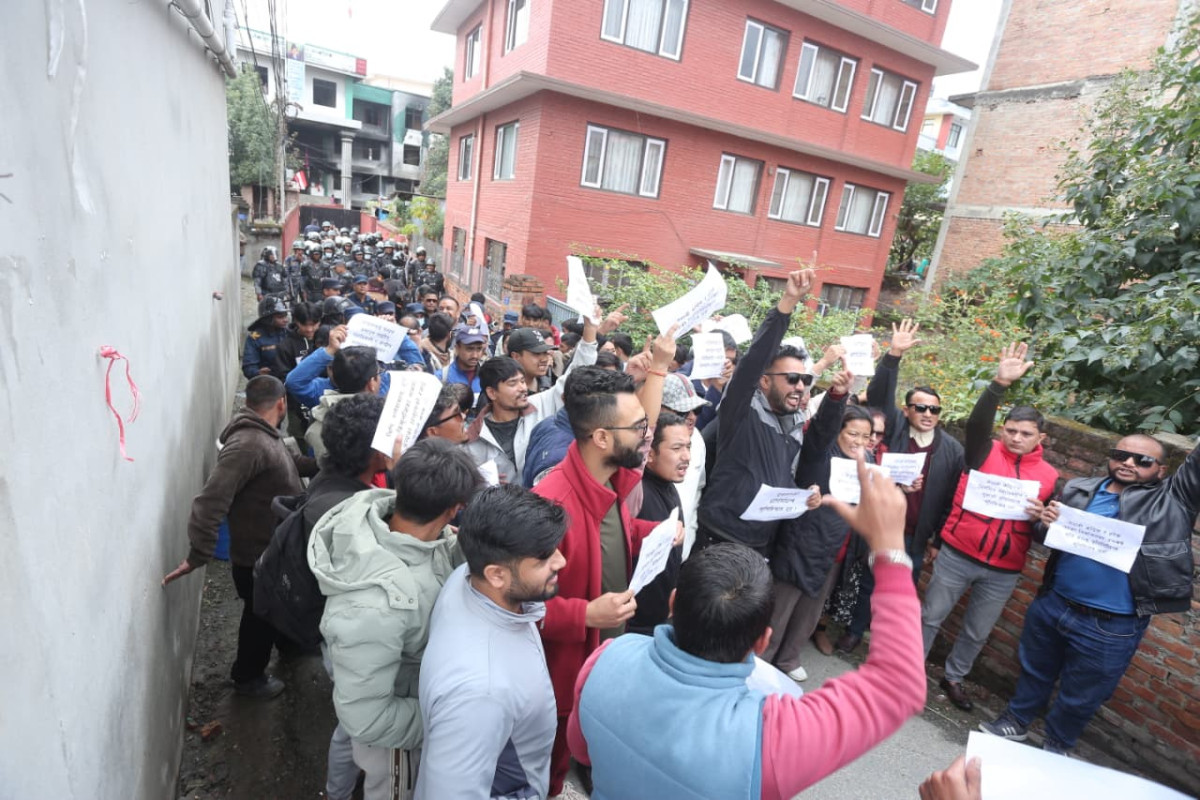 नियमित महाधिवेशनको माग गर्दै सानेपामा प्रदर्शन