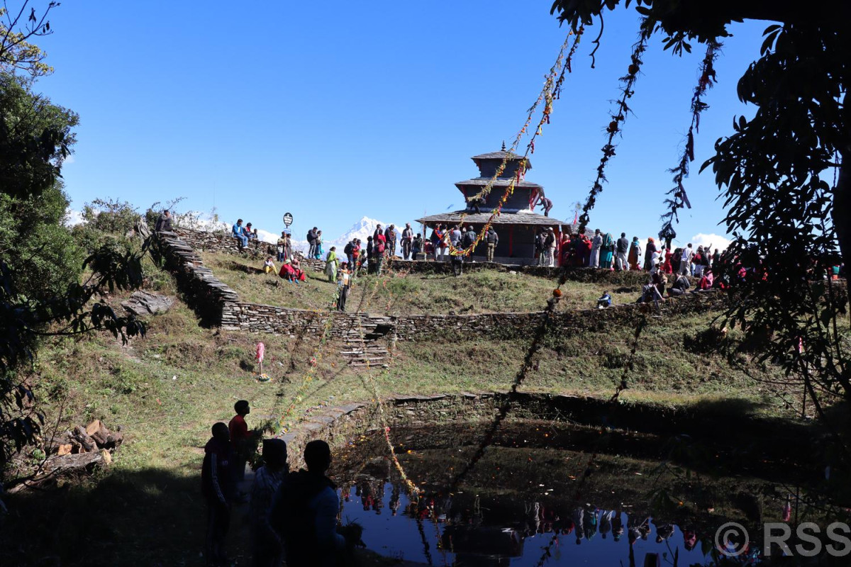 प्रकृतिलाई खुुसी पार्न तोरन तार्ने चलन