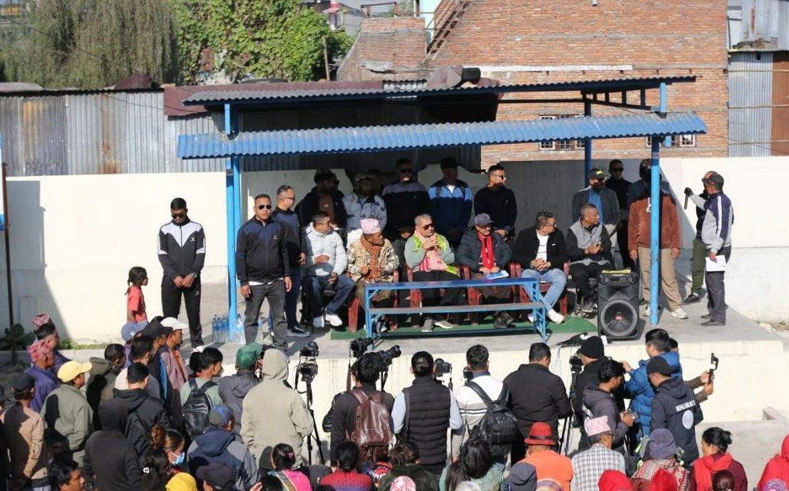 सुकुम्वासी बस्तीमा पुगेर दुर्गा प्रसाईंले भने ; बालेनविरुद्ध लड्ने घोषणा