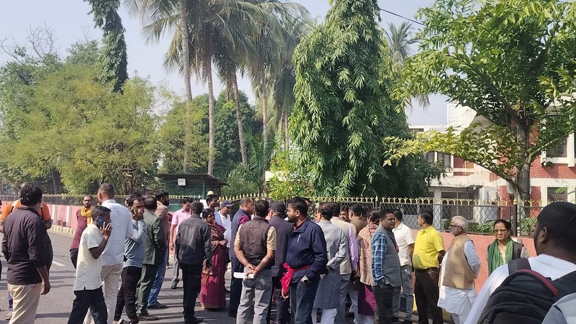 मुख्यमन्त्री नियुक्तिको विरोधमा तोडफोड र नाराबाजी