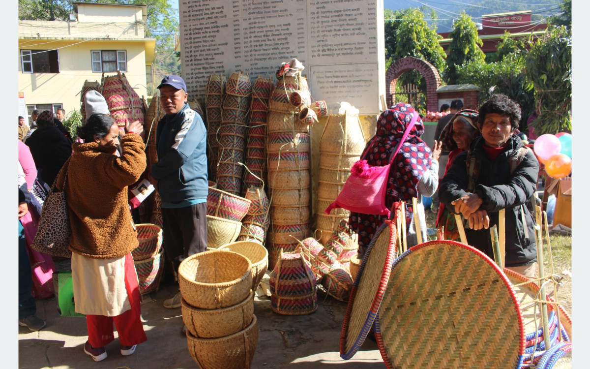 चोयाबाट बनेका हस्तकलाका सामग्रीमा आकर्षण घट्यो