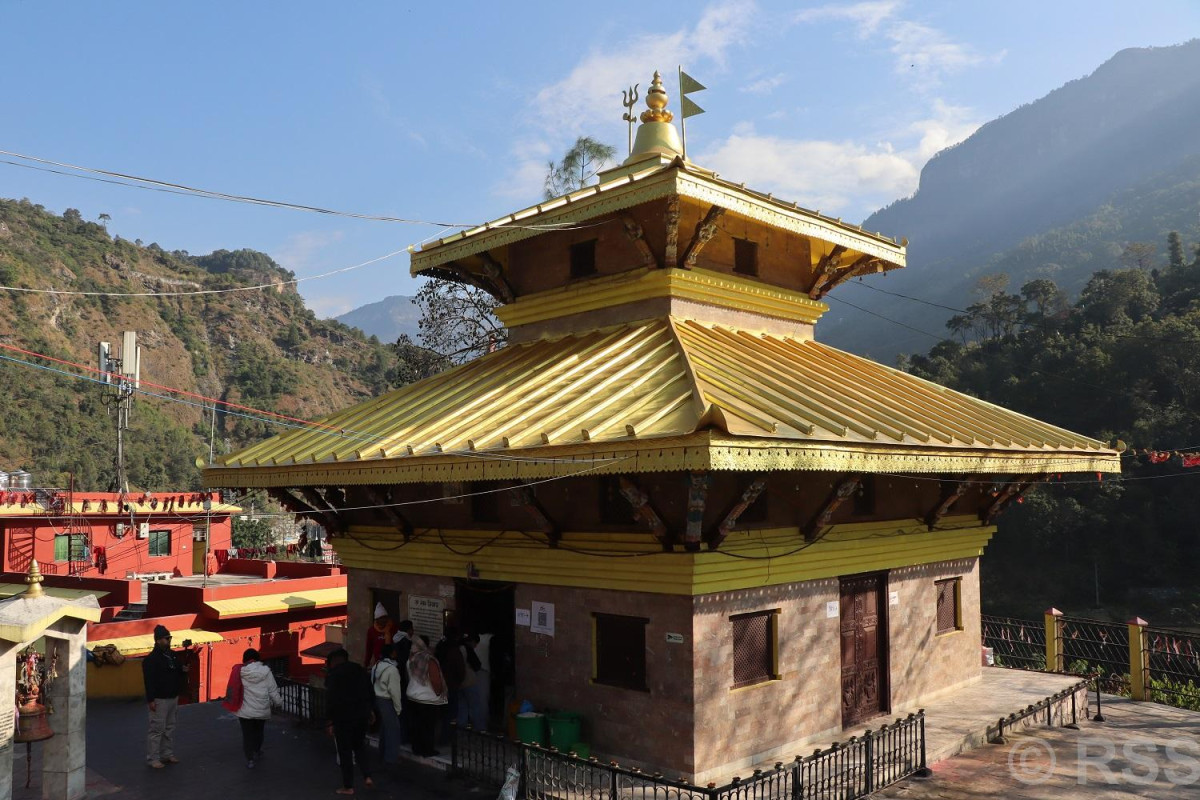 गलेश्वर मन्दिरको गजुरमा सुनको जलप