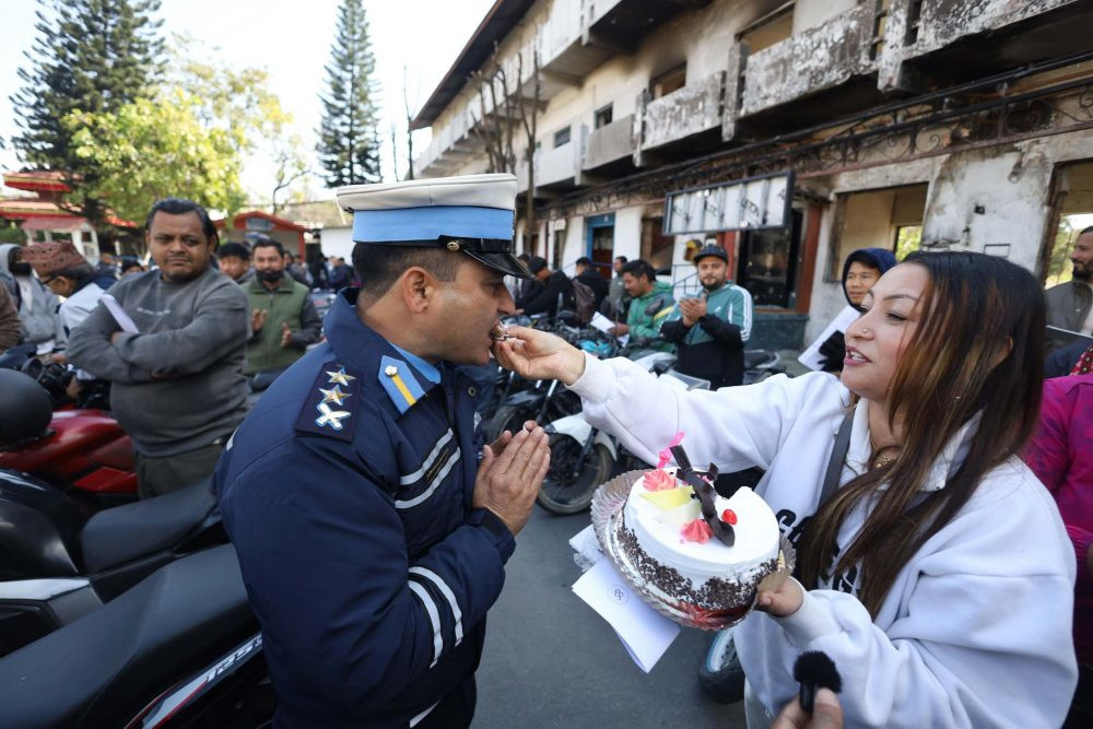 चोरिएका बाइक र स्कुटी फिर्ता पाएपछि ट्राफिकलाई केक खुवाएर धनीले साटे खुशी