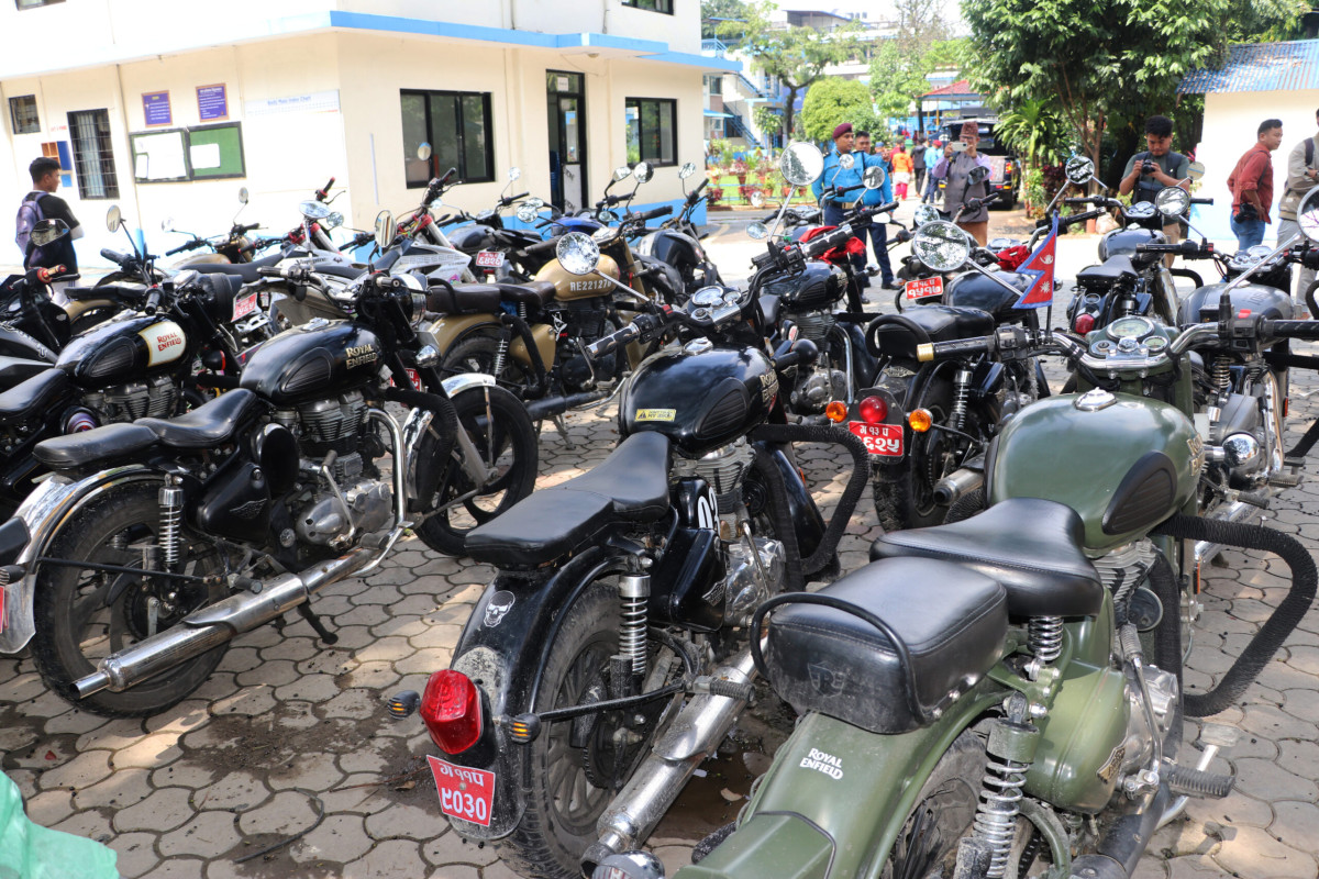 ट्राफिक प्रहरीद्वारा फेला परेका सवारीसाधान हस्तान्तरण