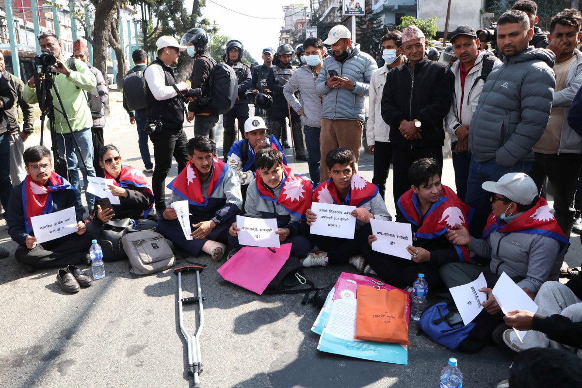 एमाले कार्यकर्ता पुग्नुअघि माइतीघरमा धर्नामा बसे घाइते जेनजी